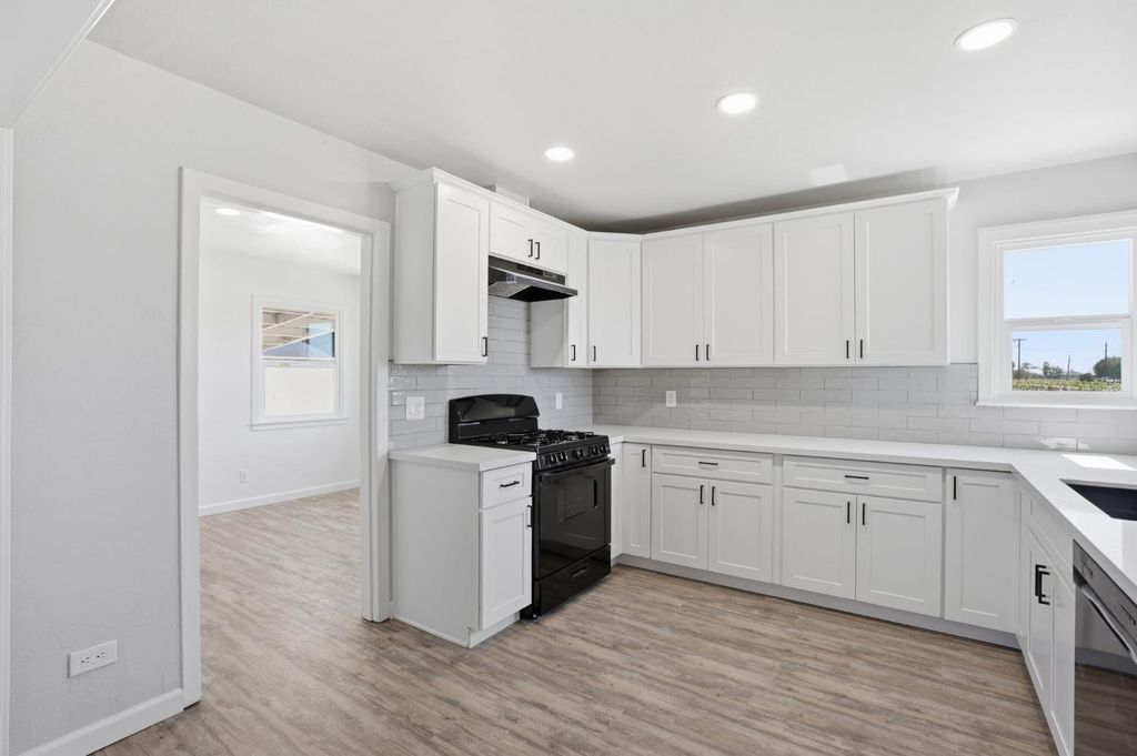 Image 16 of property listing at 112 E Jefferson Avenue, Fresno, CA 93706