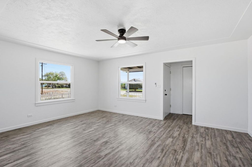 Image 21 of property listing at 112 E Jefferson Avenue, Fresno, CA 93706