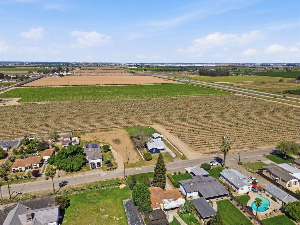 Image 34 of property listing at 112 E Jefferson Avenue, Fresno, CA 93706