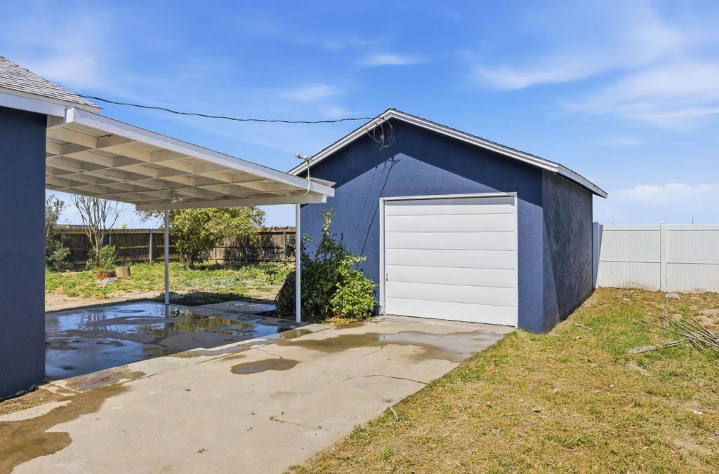 Image 6 of property listing at 112 E Jefferson Avenue, Fresno, CA 93706