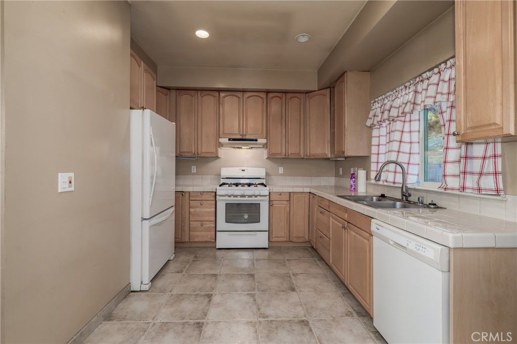 Image 9 of property listing at 10401 Point Lakeview Road, Kelseyville, CA 95451
