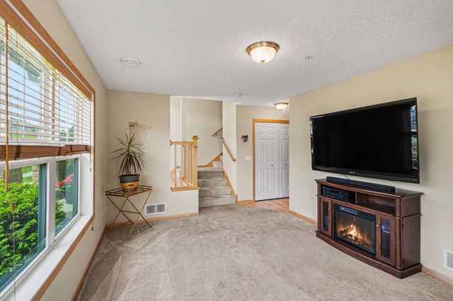 15555 Eagles Nest Way 705, Apple Valley, MN 55124