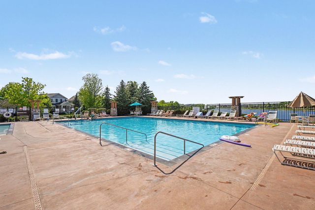 15555 Eagles Nest Way 705, Apple Valley, MN 55124