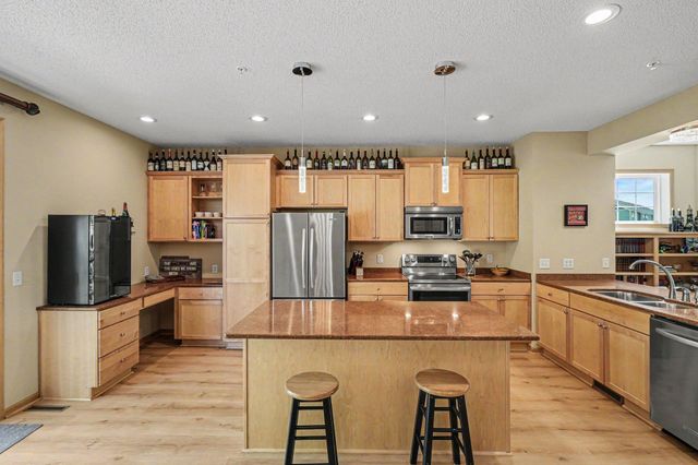 15555 Eagles Nest Way 705, Apple Valley, MN 55124