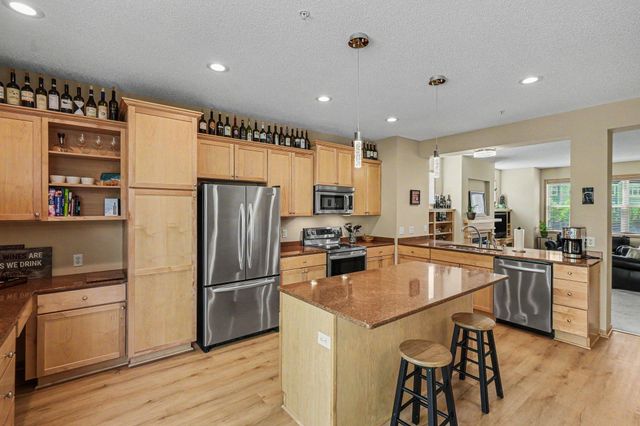 15555 Eagles Nest Way 705, Apple Valley, MN 55124