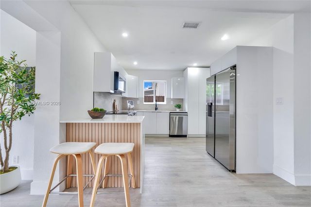 40 SE 3rd Ter, Dania Beach, FL 33004