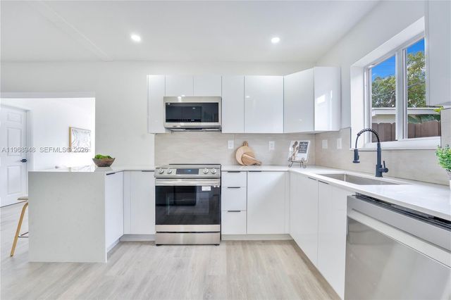 40 SE 3rd Ter, Dania Beach, FL 33004