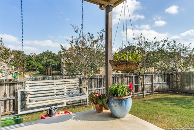 121 Stablewood Ct, Boerne, TX 78006