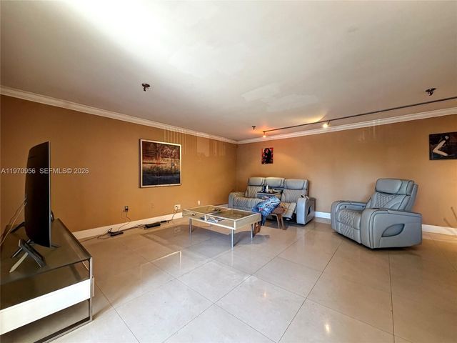 661 NE 195th St 104, Miami, FL 33179