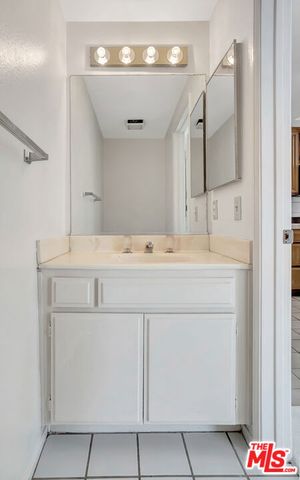 10926 Moorpark Street 13, North Hollywood (los Angeles), CA 91602