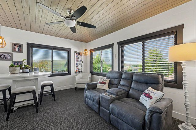 915 Betty Lane, Crown Point, IN 46307