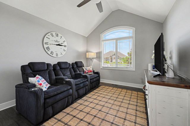 915 Betty Lane, Crown Point, IN 46307