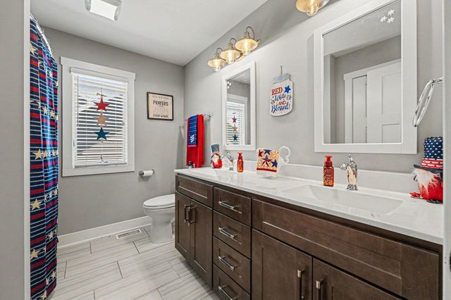 915 Betty Lane, Crown Point, IN 46307