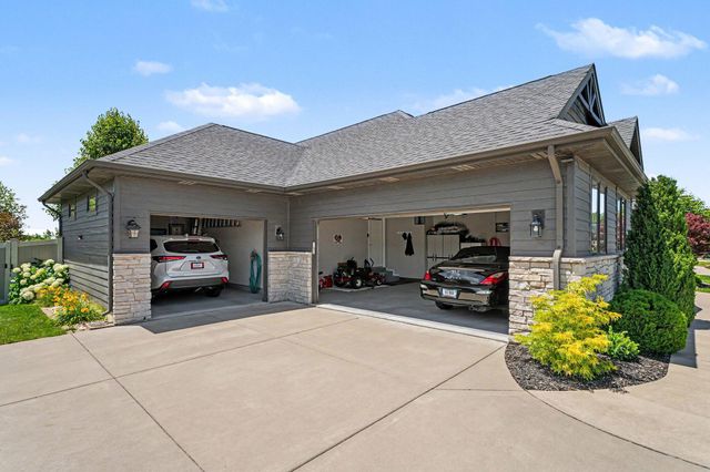 915 Betty Lane, Crown Point, IN 46307