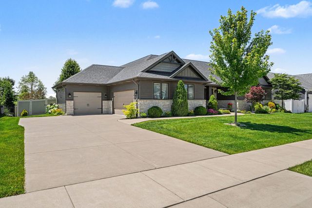 915 Betty Lane, Crown Point, IN 46307