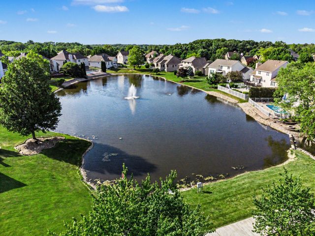 915 Betty Lane, Crown Point, IN 46307
