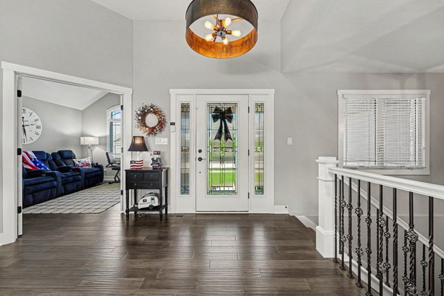 915 Betty Lane, Crown Point, IN 46307