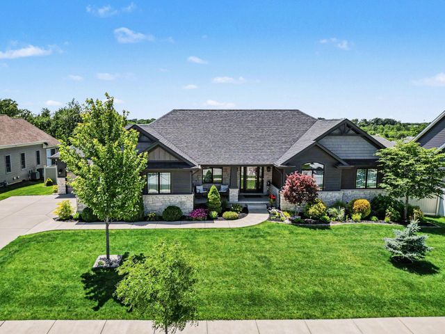 915 Betty Lane, Crown Point, IN 46307