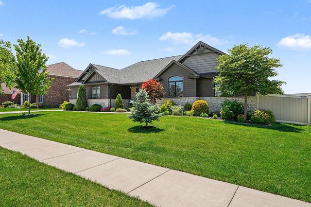 915 Betty Lane, Crown Point, IN 46307