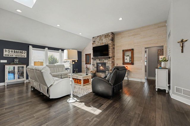 915 Betty Lane, Crown Point, IN 46307