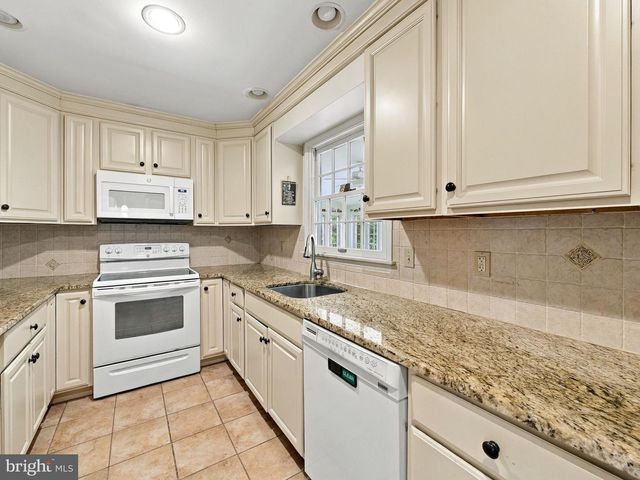 4454 FARM DR, Allentown, PA 18104