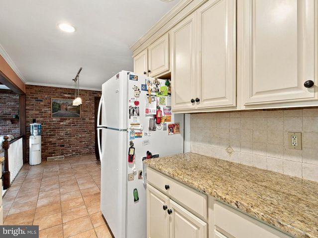 4454 FARM DR, Allentown, PA 18104