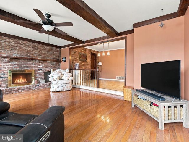 4454 FARM DR, Allentown, PA 18104