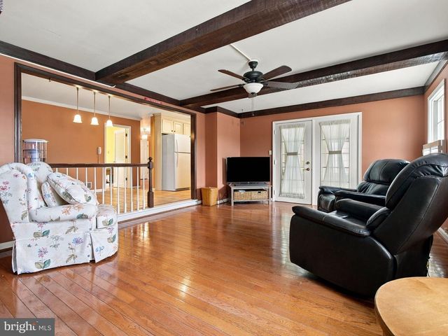 4454 FARM DR, Allentown, PA 18104
