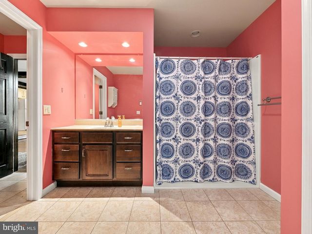 4454 FARM DR, Allentown, PA 18104