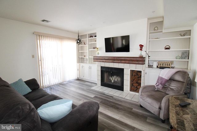 107 TREETOPS DR, Lancaster, PA 17601