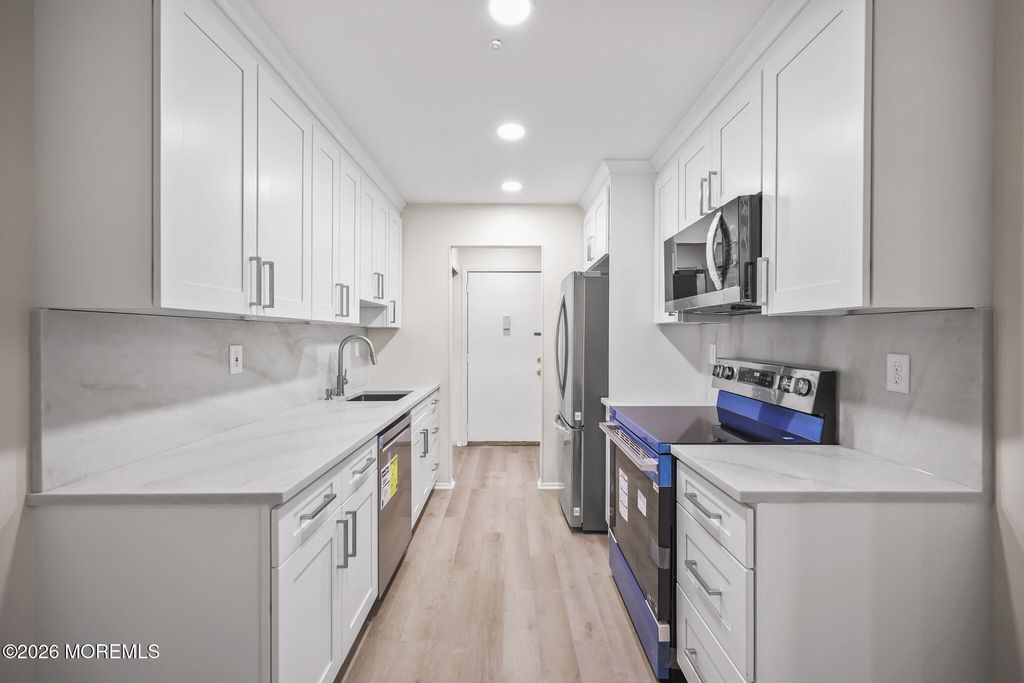 14 Pine Cluster Circle D, Manalapan, NJ 07726