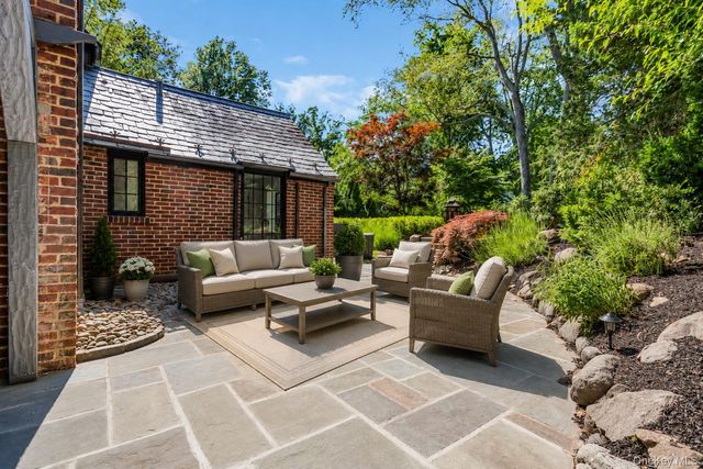 87 Bellows Lane, Manhasset, NY 11030