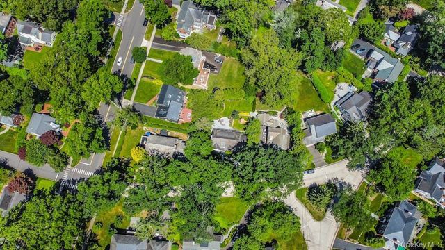 87 Bellows Lane, Manhasset, NY 11030