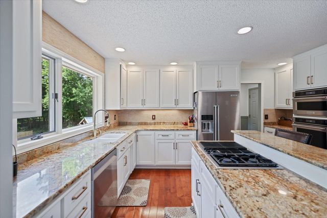 1638 Quail Ridge Circle, Woodbury, MN 55125