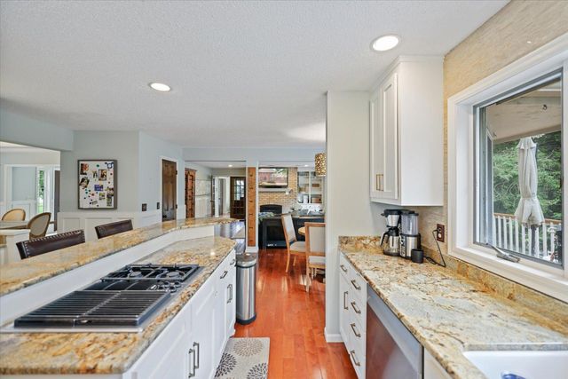 1638 Quail Ridge Circle, Woodbury, MN 55125