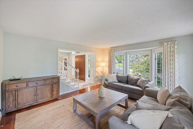 1638 Quail Ridge Circle, Woodbury, MN 55125