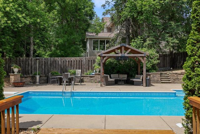 1638 Quail Ridge Circle, Woodbury, MN 55125