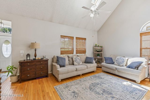 44 East Drive, Toms River, NJ 08753