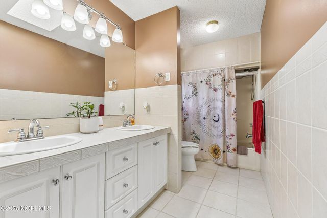 44 East Drive, Toms River, NJ 08753
