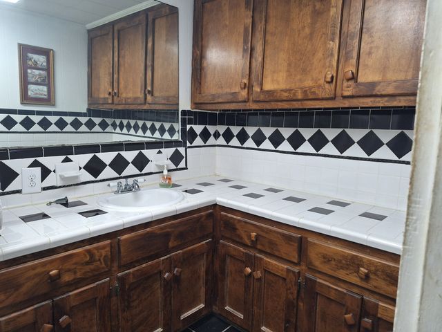 32 N Bradley Rd, Lawrenceburg, TN 38464