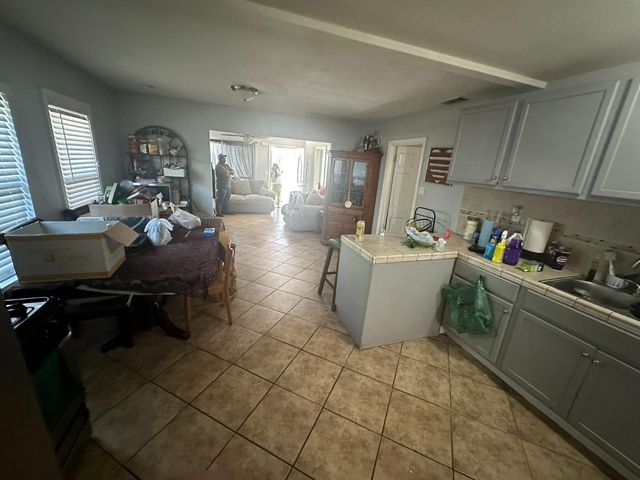 1015 W 10th St, Merced, CA 95341