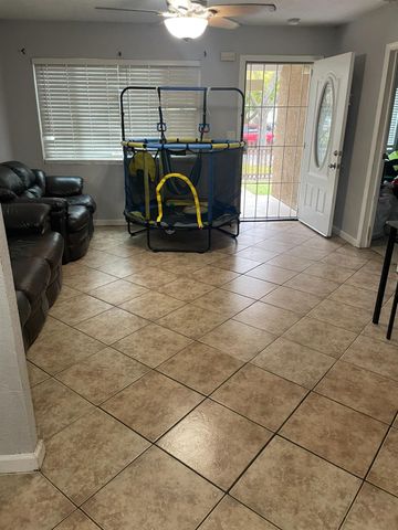 1015 W 10th St, Merced, CA 95341