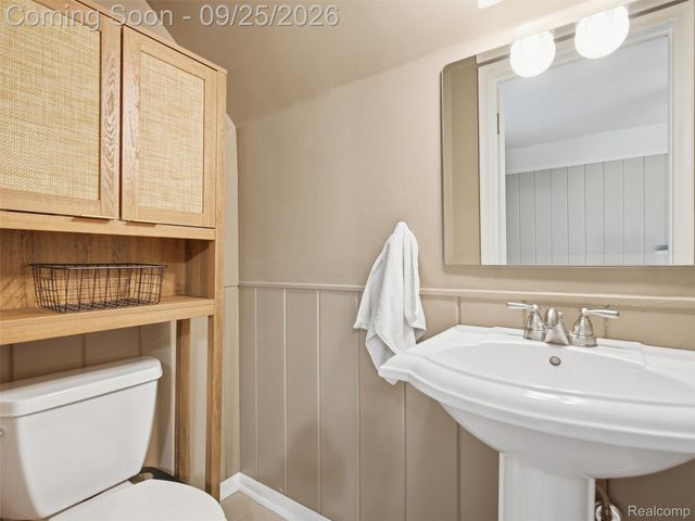 3250 Warick Road, Royal Oak, MI 48073