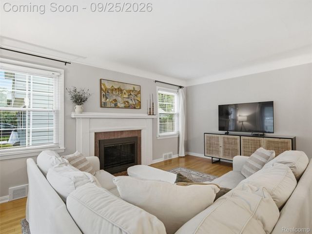 3250 Warick Road, Royal Oak, MI 48073