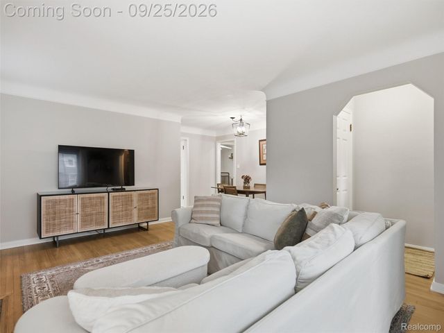 3250 Warick Road, Royal Oak, MI 48073