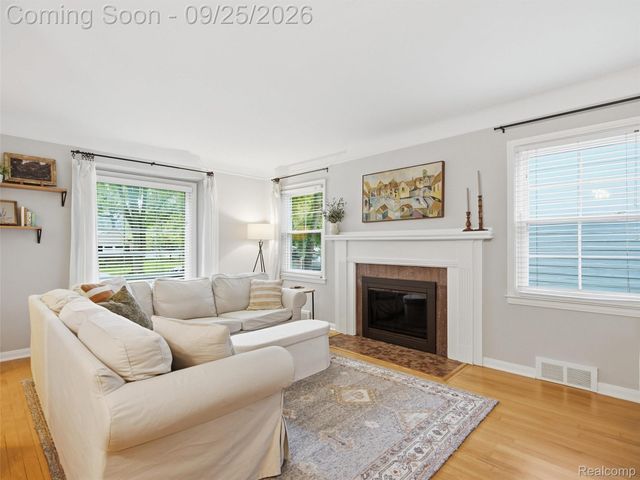3250 Warick Road, Royal Oak, MI 48073