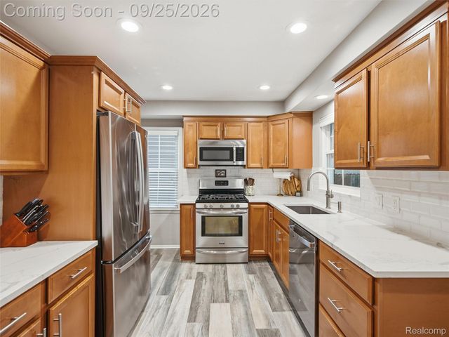 3250 Warick Road, Royal Oak, MI 48073