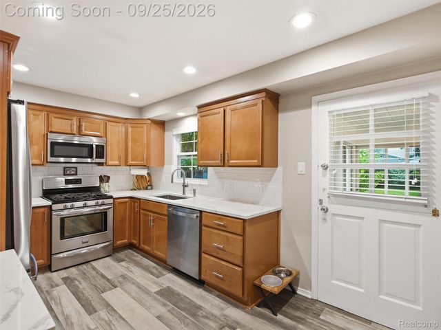 3250 Warick Road, Royal Oak, MI 48073