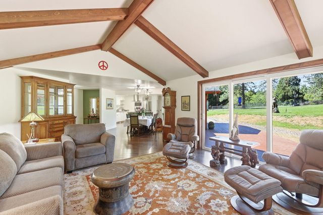 201 Hoffman Way, Grants Pass, OR 97526