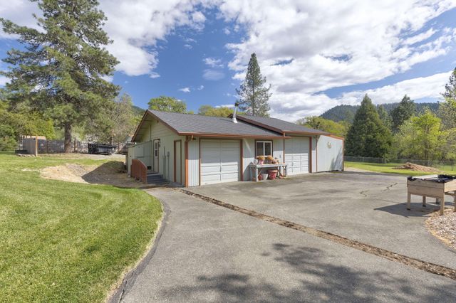 201 Hoffman Way, Grants Pass, OR 97526